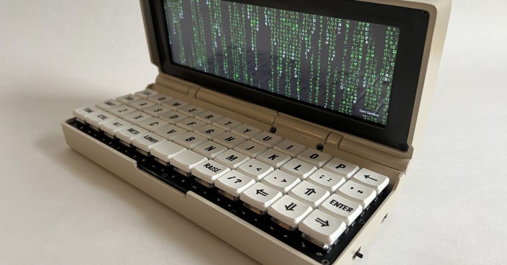 Penkesuは、メカニカルキーボードを備えた手作りのラップトップコンピューターです。