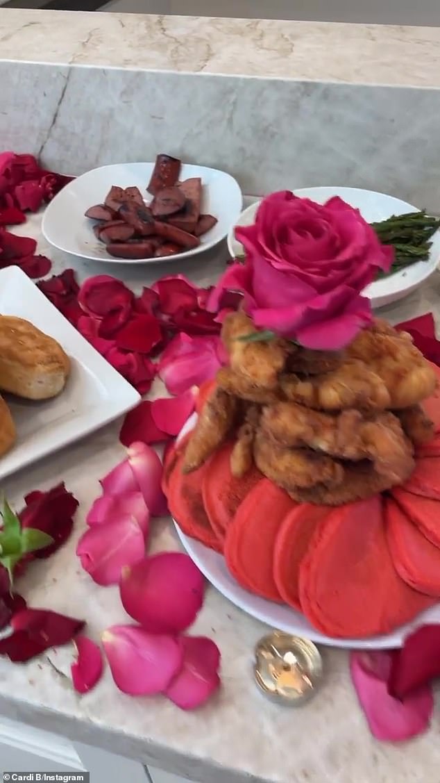 WL！ カーディのバレンタインデーは、赤いパンケーキ、ベーコン、ビスケット、エビ、フルーツで構成される豪華なブランチでお楽しみいただけます。