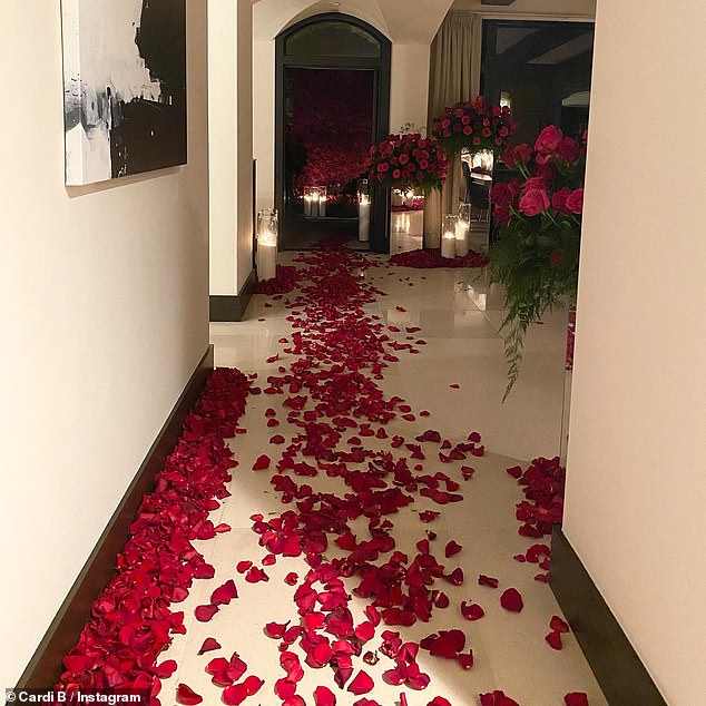 かなりの入り口！ タイル張りの床に散らばるバラの花びら