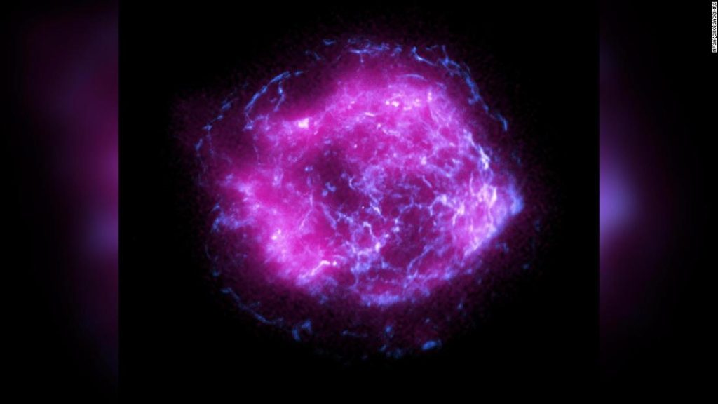 NASAミッションの見事な最初の画像で、輝く雲が爆発する星を囲んでいます