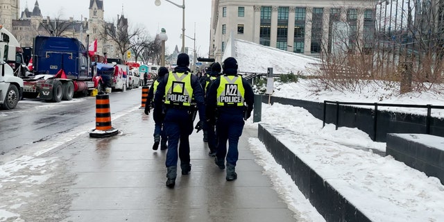 警察は水曜日にオタワに残ったフリーダムキャラバンの抗議者に通知を配った。