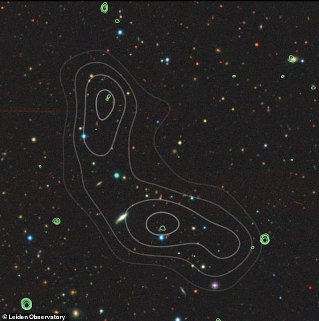 アルキオネウス（写真）は、その中心から噴出する巨大なジェットとローブとともに、ホスト銀河を含む巨大な電波銀河として識別されています