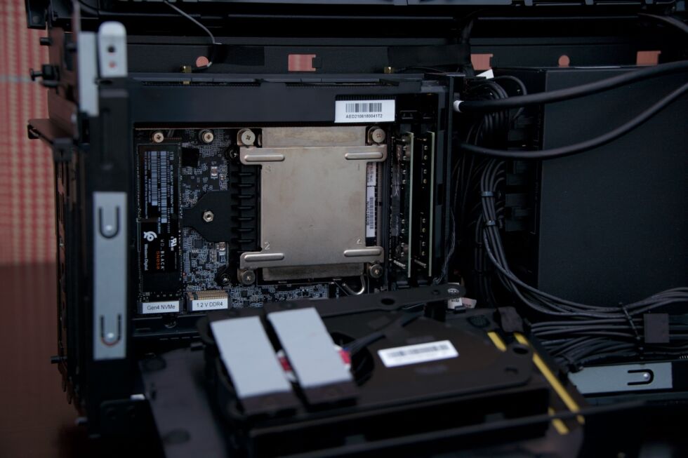 NUC 12 ExtremeはデスクトップCPUを使用します。これにより、以前のバージョンのシステムよりも優れたアップグレードパスが提供されます。