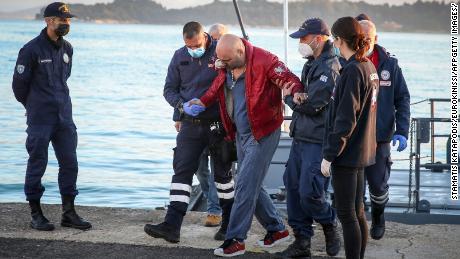 救助された乗客は、何百人もの人々が船から避難した後、金曜日にコルフの港に到着しました。
