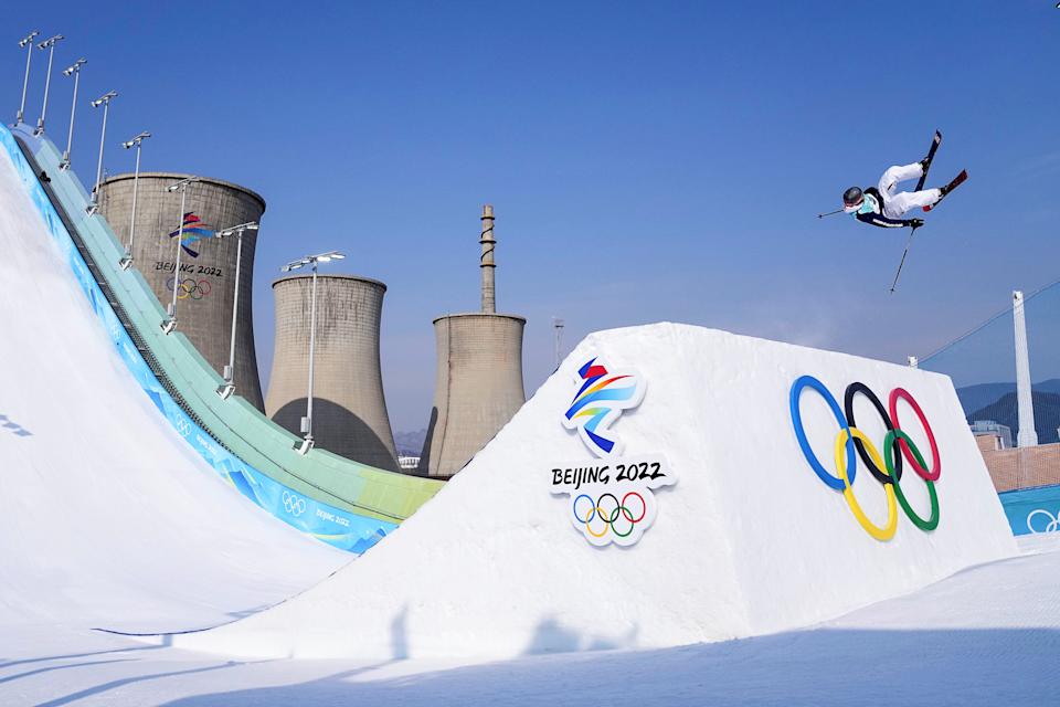 アメリカのスケーター、コルビースティーブンソンは、2022年2月9日に北京のビッグエアシューガンで開催されたフリースタイルスキーグランプリ決勝に出場します（ゲッティイメージズ経由のXiong Qi / Xinhua）