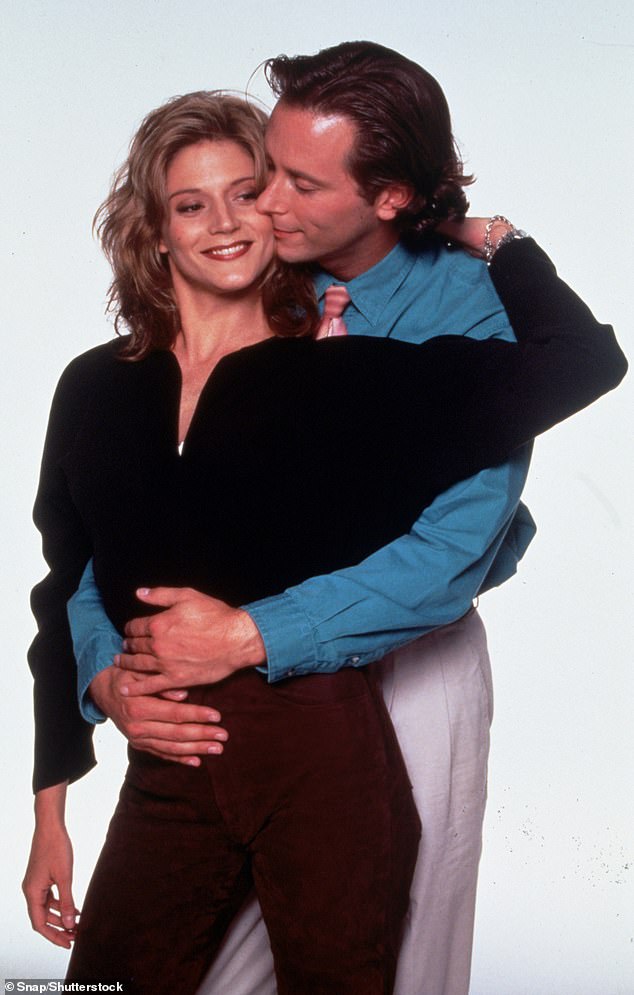 画面上：フォークは、1990年から1997年にかけて行われたNBCシットコムウィングスの第4シーズンにアレックスランバートとして出演したことで最も有名でした。