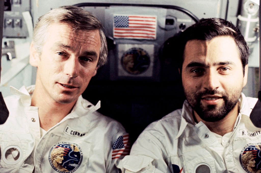 宇宙飛行士ユージーンA。 サーナン（左）とハリソンH。 ジャックシュミットは1972年に有名なアポロ17号のミッションの一部でした。