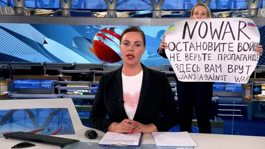 反戦抗議者は、ウクライナの侵略を非難するためにロシアの国家ニュースの生放送を中断します