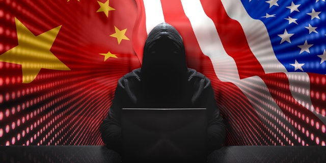 赤い光の壁の背景を持つ彼のコンピューターの前に匿名のハッカーバイナリストリームのサイバーセキュリティの概念を持つアイコンの背景の前にラップトップで黒いパーカーを着ている匿名のハッカー。