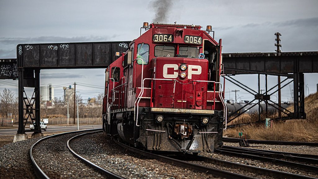 カナダのCP鉄道が鉄道を閉鎖し、労働者がストライキを行う