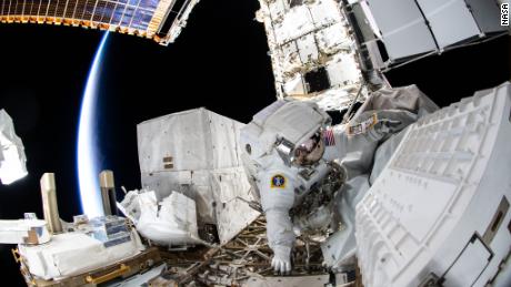 NASAの宇宙飛行士は、宇宙ステーションの電力をアップグレードするために船外活動を行います