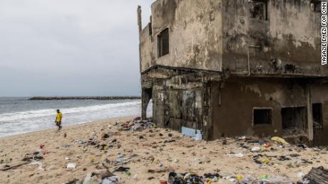 気候危機の代償を誰が払うべきかについて各国が議論する中、ラゴス島のコミュニティは海に飲み込まれます 