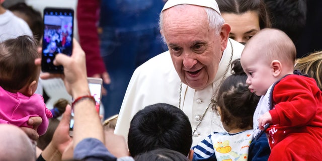 教皇フランシスコは、パウロ6世ホールのバチカンにあるサンタマルタ小児科病院の助けを借りて子供たちを歓迎し、祝福します。
