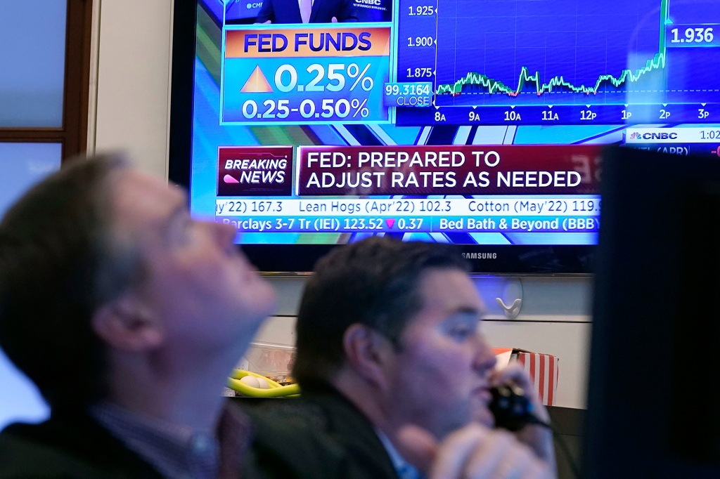 ニューヨーク証券取引所の床にあるテレビ画面