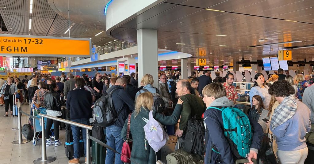休暇が始まると、ストライキはアムステルダム空港で混乱を引き起こす