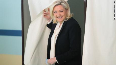 フランスの極右候補のマリーヌ・ル・ペンは、日曜日にフランス北部のエナン・ボーモンで投票用紙を投じました。