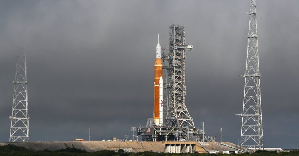 NASAは修理のために月のロケットを発射台から移動します