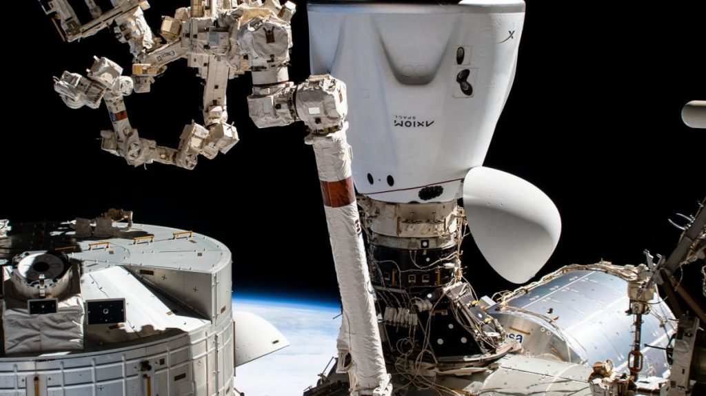 SpaceXのAx-1宇宙飛行士ミッションが今日宇宙ステーションを離れるのを見る