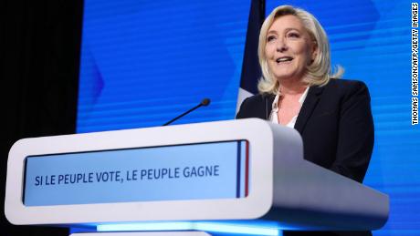 マリーヌ・ル・ペンは、フランス大統領選挙の最初のラウンドの後、日曜日に彼女の支持者に演説します。