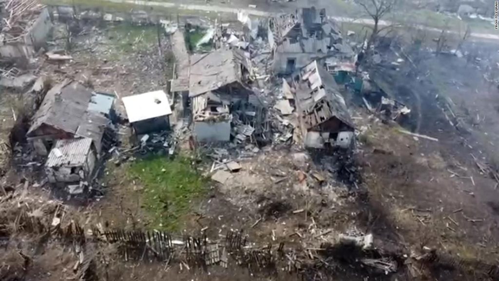 ドローンの映像は、ロシア人が会戦でウクライナの町を破壊した方法を示しています