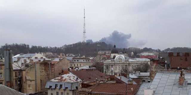爆発は、2022年3月26日土曜日、石油貯蔵所の近くで、ウクライナ西部のリヴィウ市を揺るがしました。