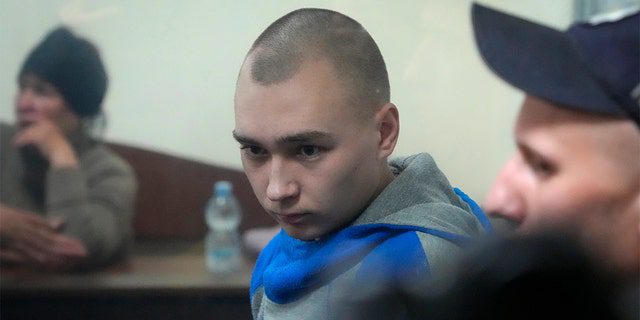 ロシア軍の軍曹。 ヴァディム・シシマリンさん（21歳）は、5月18日水曜日にウクライナのキーウで行われた法廷審問でガラスの後ろに見えます。 彼は非武装の民間人の殺害で終身刑を宣告されました。