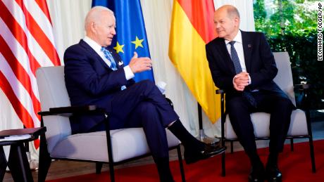 ドイツのオラフ・シュルツ首相（右）は、2022年6月26日日曜日、ドイツのガルミッシュ・パルテンキルヒェン近くのクリュンにあるエルマウ城での二国間会合で、左の米国大統領ジョー・バイデンを歓迎します。 