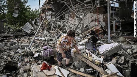 6月1日、ウクライナ東部のドンバス地方にあるスロベニアのスロベニア市で、攻撃により3つの家が破壊された後、住民は家の瓦礫の下で所持品を探しています。