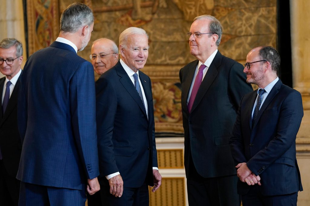 ジョー・バイデン大統領は、2022年6月28日火曜日、マドリードの王宮でスペインのフェリペ6世とスペインの代表団と会談します。