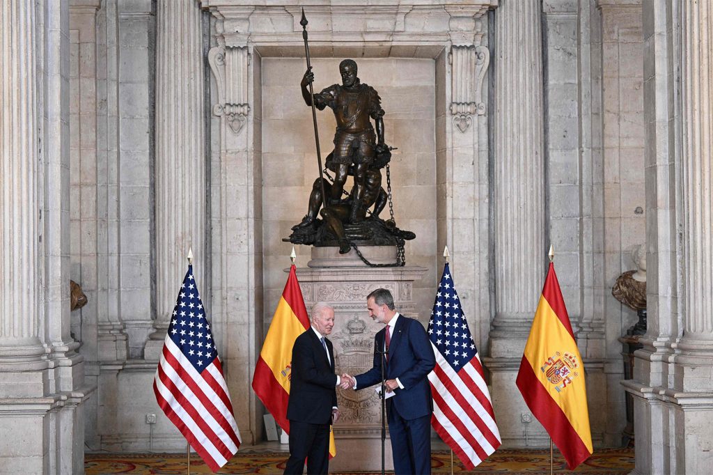 スペインのフェリペ6世は、スペインのマドリッドの王宮でジョーバイデン大統領を迎えます。