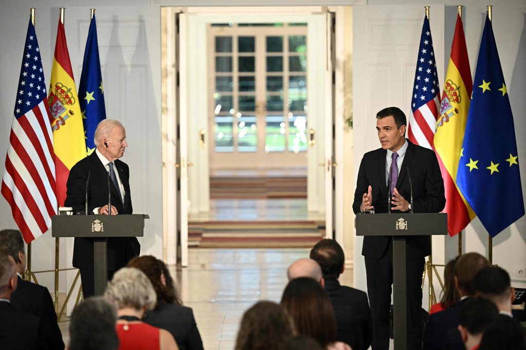 米国のジョー・バイデン大統領（左）とスペインのペドロ・サンチェス首相は、2022年6月28日の北大西洋条約機構（NATO）首脳会議の傍らで、マドリッドのラ・モンクロア宮殿での会合の後、記者会見を開きます。