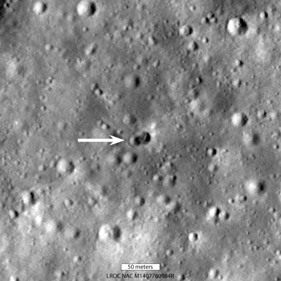 NASAによると、月に当たったロケットはどういうわけか2つの穴を2つ開けたという