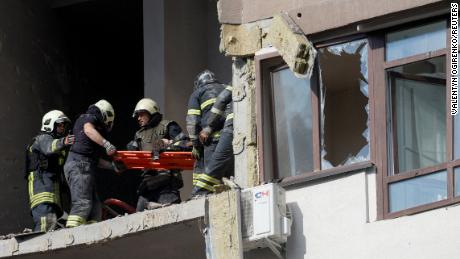 救助隊員は、2022年6月26日、ウクライナのキーウでのロシアのミサイルストライキによって被害を受けたアパートから人を避難させます。 