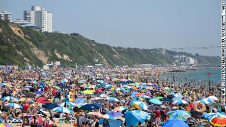 英国が猛暑にさらされているため、6月17日にボーンマスの混雑したビーチ。 