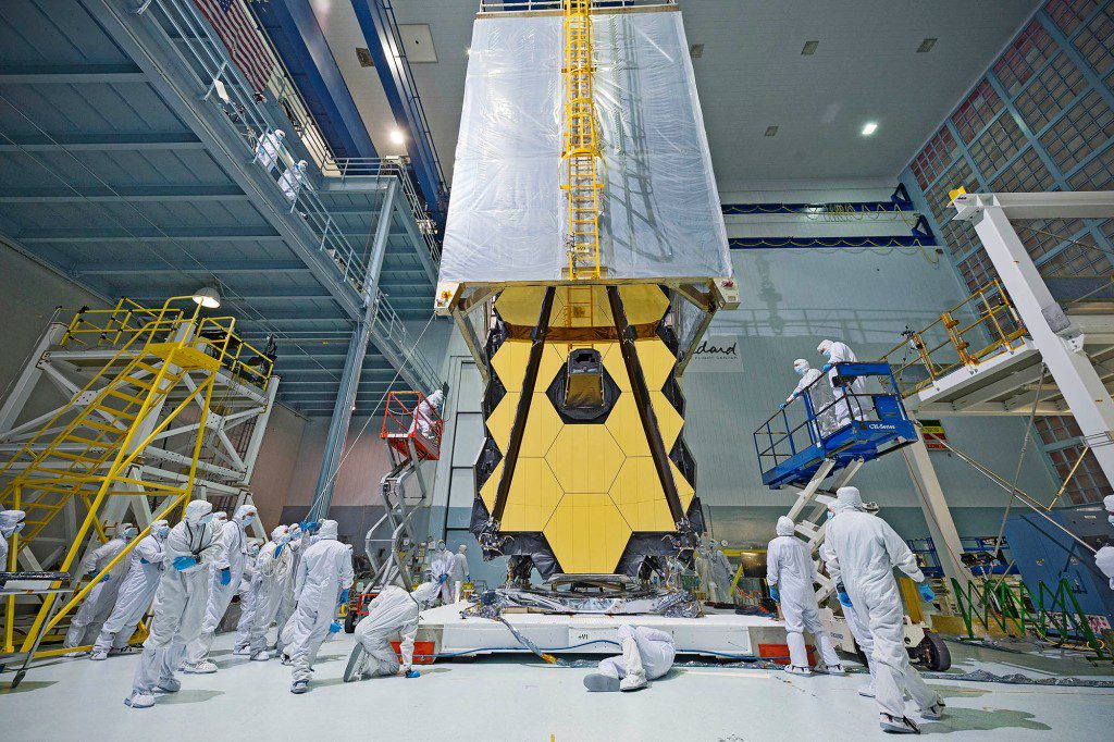 NASAのジェイムズウェッブ宇宙望遠鏡の上に配置されているSFテレポーターのように見えるものは、実際には "きれいなテント。" The