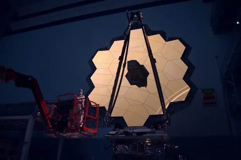 ジェイムズウェッブ宇宙望遠鏡のメインミラーは暗室で照らされています