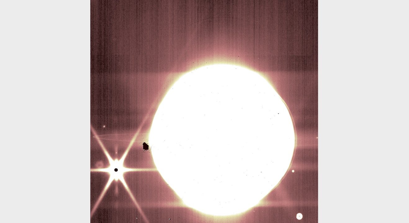 木星とその衛星のいくつかは、ジェイムズウェッブ宇宙望遠鏡のNIRCam3.23ミクロンフィルターを通して見られます。