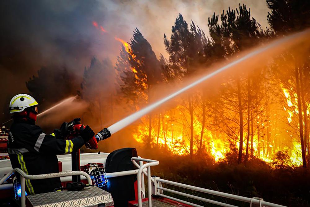 山火事は西ヨーロッパを荒廃させ 数百人が熱波によって殺