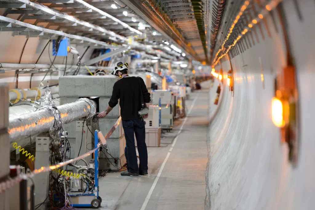CERNの研究者は、暗黒物質を探すために大型ハドロン衝突型加速器を操作しています
