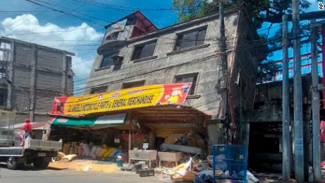 フィリピンで地震が発生した後、横になっている建物の損傷＆＃39;  7月27日にアブラ県。