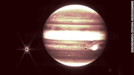中央にある木星と左側にあるその月のエウロパは、ウェッブ望遠鏡のNIRCam機器によって見られています。