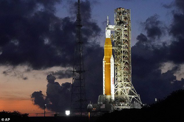 ショーンとオリオンは、高さ 322 フィート (98 m)、230 億米ドルの NASA のスペース ローンチ システムによって今年の夏に打ち上げられる予定です。