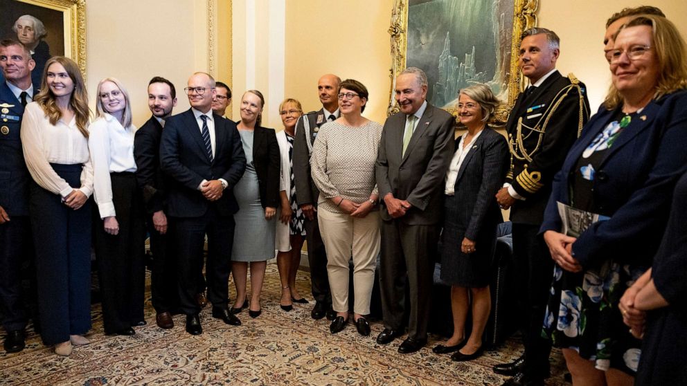 写真: 2022 年 8 月 3 日、ワシントンにある彼のオフィスで、フィンランドとスウェーデンの公式代表団と一緒に写真を撮る上院多数党院内総務のチャック シューマー。
