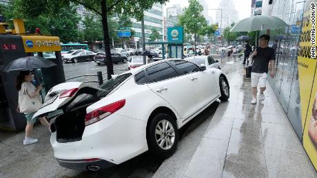 8月9日、韓国ソウルで大雨に見舞われ、車が歩道で大破。