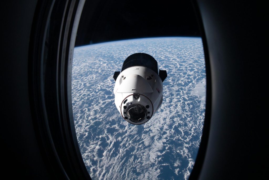 SpaceX Dragonには、分析するための科学的な商品が散らばっています
