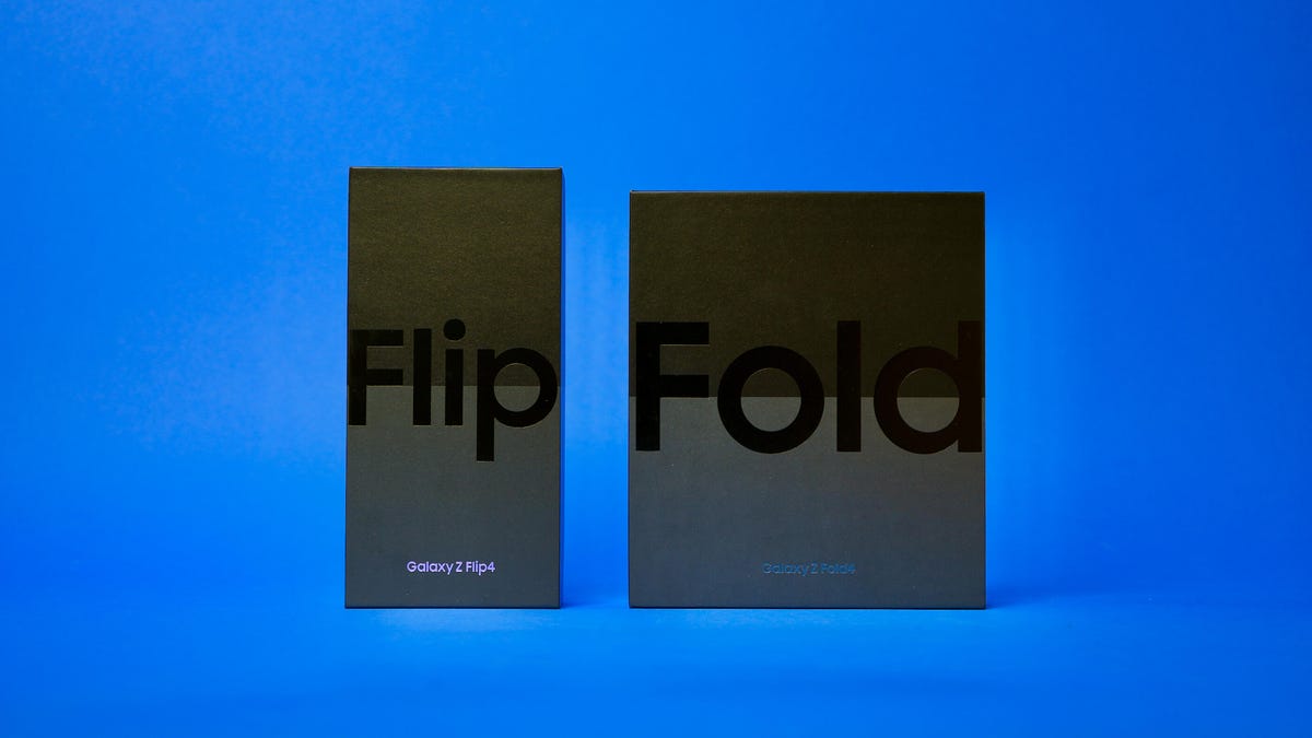 Z Fold 4 ボックスの隣にある Galaxy Z Flip 4 ボックス