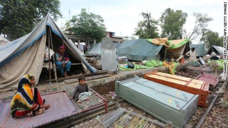 8月24日、パキスタンのパンジャブ州ラジャンプール地区にある仮設キャンプに避難する住民たち。