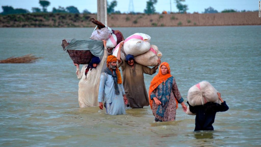 パキスタンの洪水は10年で最悪の災害で3300万人に影響を与えたと大臣は言う