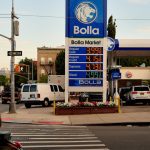 AAAによると、米国のガソリン価格は1ガロンあたり4ドルを下回る