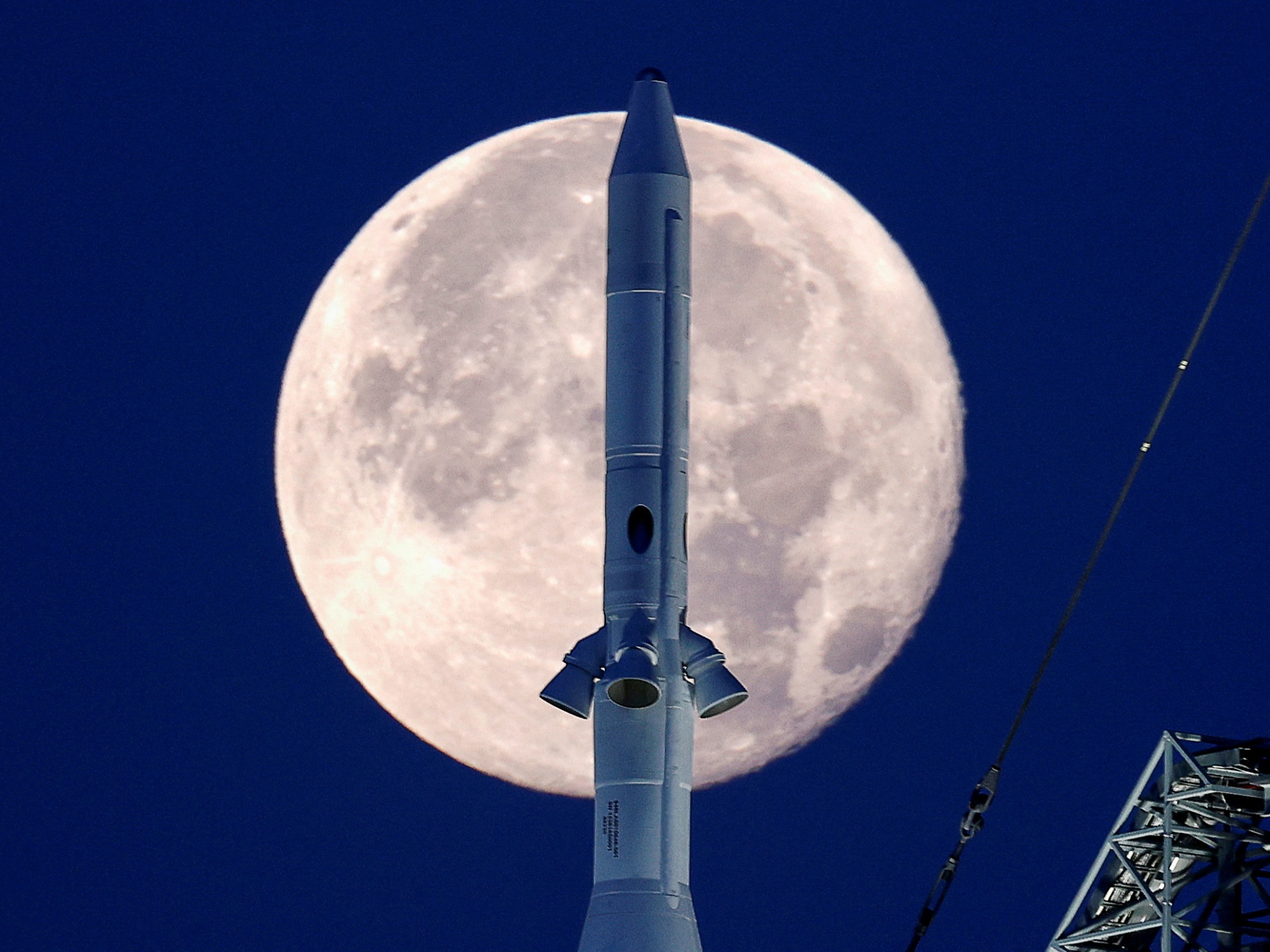 Nasa の月ロケットが離陸の準備をする中 興奮が高まります 宇宙ニュース